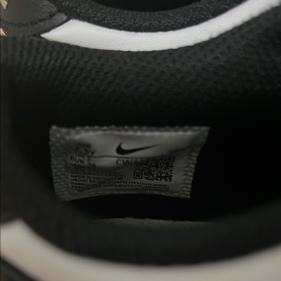 Nike 2.5Y kids panda dunks - Picture 6 of 6